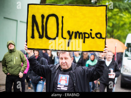 Hamburg-Wilhelmsburg, Deutschland. 30. Mai 2015. Mitglieder einer Kampagnengruppe im Gegensatz zu Hamburg Ausrichtung der Olympischen Spiele 2024 tragen einen Banner der lautet "NOlympia" (lit.) Nolympics) während einer Demonstration in Hamburg-Wilhelmsburg, Deutschland, am 30. Mai 2015. Foto: DANIEL BOCKWOLDT/DPA/Alamy Live-Nachrichten Stockfoto