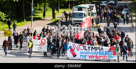 Hamburg-Wilhelmsburg, Deutschland. 30. Mai 2015. Mitglieder einer Kampagnengruppe gegen Hamburg hosting der 2024 Olympischen Spiele tragen einen Banner die liest "NOLYMPIA Weil HAMBURG Nur Verlieren Kann" (lit.) NOLYMPICS weil HAMBURG nur verlieren kann) während einer Demonstration in Hamburg-Wilhelmsburg, Deutschland, am 30. Mai 2015. Foto: DANIEL BOCKWOLDT/DPA/Alamy Live-Nachrichten Stockfoto