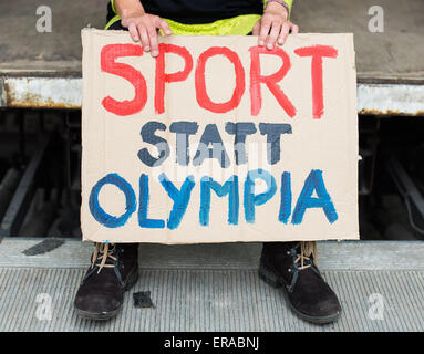 Hamburg-Wilhelmsburg, Deutschland. 30. Mai 2015. Ein Mitglied einer Kampagne Gruppe gegen Hamburg Ausrichtung der Olympischen Spiele 2024 hält ein Schild liest "Sport Statt Olympia" (lit.) Sport statt Olympics) während einer Demonstration in Hamburg-Wilhelmsburg, Deutschland, am 30. Mai 2015. Foto: DANIEL BOCKWOLDT/DPA/Alamy Live-Nachrichten Stockfoto
