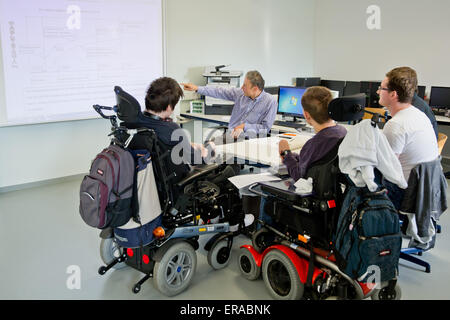 Würzburg, Deutschland. 18. Mai 2015. Berufsschule und Spezialist für Fachlehrer Johannes Geist (C) weist Schülerinnen und Schüler der Don-Bosco-Berufsschule (Don-Bosco-Berufsschule) in Würzburg, Deutschland, 18. Mai 2015. Der Berufsschule für Schülerinnen und Schüler mit sonderpädagogischem Förderbedarf ist der einzige in Bayern, nominiert für den Schulpreis (lit.) Auszeichnung der Schule) 2015. Foto: Daniel Karmann/Dpa/Alamy Live News Stockfoto