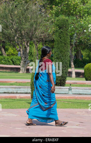 Indien, Agra, Taj Mahal. Indische Frau Besucher in typischer Kleidung. Stockfoto