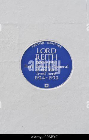 Eine blaue Gedenk Plage für Lord Reith (1889-1971), erster Generaldirektor der BBC, London, England. Stockfoto