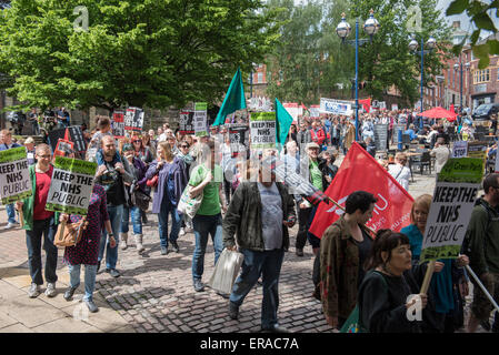 Nottingham, UK. 30. Mai 2015. Die grüne Partei am Protestmarsch gegen Sparpolitik Nottingham, UK, Samstag, 30. Mai 2015 Credit: Guy Berresford/Alamy Live News Stockfoto