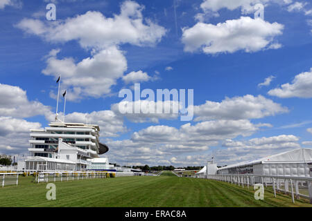 Epsom Downs, Surrey, England. 30. Mai 2015. Eine Woche vor dem Ausführen von The Derby gehen sucht die Rennstrecke makellos in Epsom Downs, Surrey. Die Vorbereitungen sind im Gange für das Rennen in Epsom kommenden Samstag 6. Juni zur neuen Zeit von 16:30. Es ist das höchstdotierte Pferderennen Großbritanniens und die renommiertesten des Landes fünf Klassiker und wurde zuerst im Jahre 1780 laufen. Es wird regelmäßig von der Königin und andere Mitglieder der königlichen Familie besucht. Bildnachweis: Julia Gavin UK/Alamy Live-Nachrichten Stockfoto