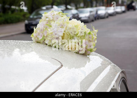 weißen Blumenstrauß auf dem Dach eines Autos Stockfoto