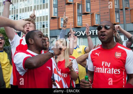 Wembley, London, UK. 30. Mai 2015. Arsenal-Fußball-Fans feiern nach dem Gewinn der 2015-FA-Cup-Finale im Wembley-Stadion gegen Aston Villa Credit: Amer Ghazzal/Alamy Live-Nachrichten Stockfoto