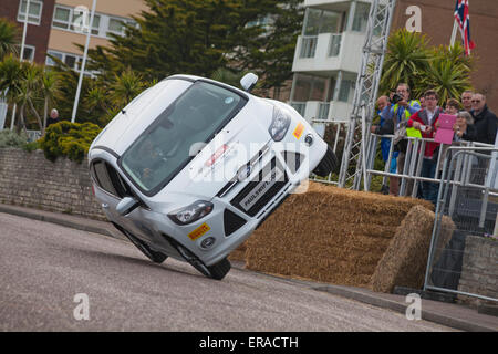 Bournemouth, UK 30. Mai 2015. Der zweite Tag des Festivals Bournemouth Räder. Zum Finale fährt Paul Swift seinen Ford Escort auf zwei Rädern entlang des East Overcliff fahren Credit: Carolyn Jenkins/Alamy Live News Stockfoto