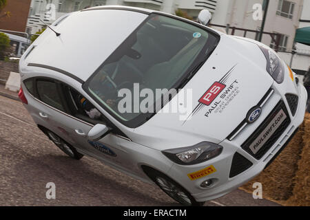 Bournemouth, UK 30. Mai 2015. Der zweite Tag des Festivals Bournemouth Räder. Zum Finale fährt Paul Swift seinen Ford Escort auf zwei Rädern entlang des East Overcliff fahren Credit: Carolyn Jenkins/Alamy Live News Stockfoto