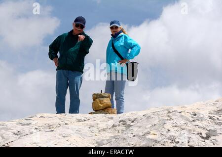 Geschwister auf Sandstein bluff an El Morro National Monument New Mexico - USA Stockfoto