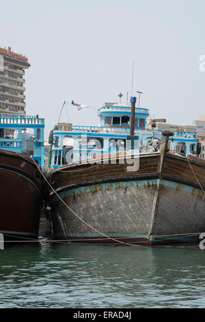 Vereinigte Arabische Emirate, Dubai. Historische Innenstadt, traditionelle Fischerboote am Dubai Creek. Stockfoto