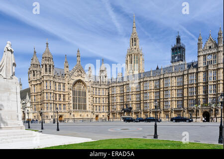 Statue von König George V mit Blick auf das Palace of Westminster, London, England, Vereinigtes Königreich. Stockfoto