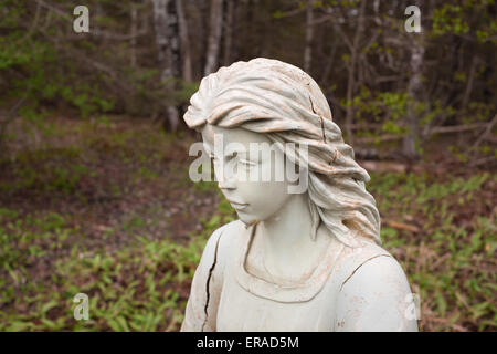 Engel Statue Porträt in bewaldeten Umgebung. Stockfoto