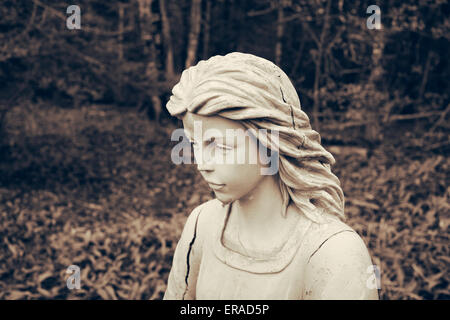 Engel Statue Porträt in bewaldeten Umgebung. Getönten Grunge-Look. Stockfoto