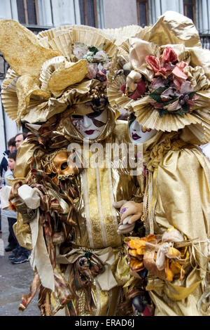 Nicht identifizierte Personen mit venezianischen Karnevalsmasken in Venedig, Italien. Stockfoto