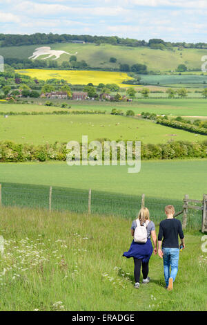 paar-Bergwandern in den Chiltern Hills in Richtung der riesigen Kreide Lion Whipsnade, Bedfordshire, Stockfoto