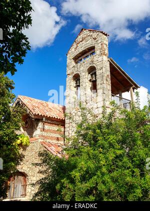 Glockenturm in Casa de Campo Dorf, Dominikanische Republik Stockfoto