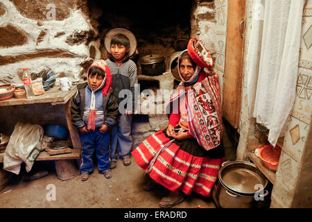 Quechua indische Frau und Kinder im Haus, Patacancha, Peru Stockfoto