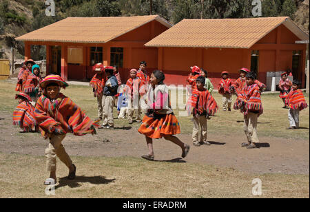 Quechua indische Kinder spielen in der Schule, Willoq, Peru Stockfoto