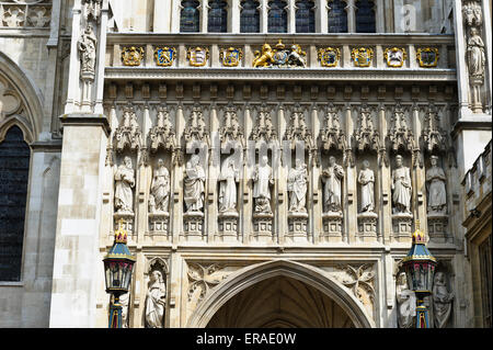 Stein-Skulpturen an der Fassade der Westminster Abbey, London, England. Stockfoto