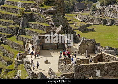 Touristen erkunden Sacred Plaza in Inka-Ruinen von Machu Picchu, Peru Stockfoto