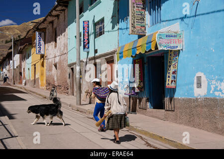 Rückkehrer aus Sonntagsmarkt, Urcos (in der Nähe von Cuzco), Peru Stockfoto