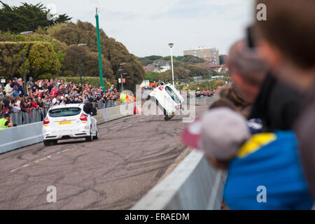 Bournemouth, UK 30. Mai 2015. Der zweite Tag des Festivals Bournemouth Räder. Zum Finale fährt Paul Swift seinen Ford Escort auf zwei Rädern entlang des East Overcliff fahren Credit: Carolyn Jenkins/Alamy Live News Stockfoto