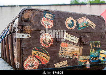 Alten Stamm mit Sticker aus europäischen Urlaubszielen. Stockfoto