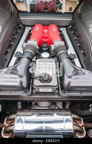 Draufsicht der 4,3-Liter-Motor in einem Ferrari F430. Stockfoto