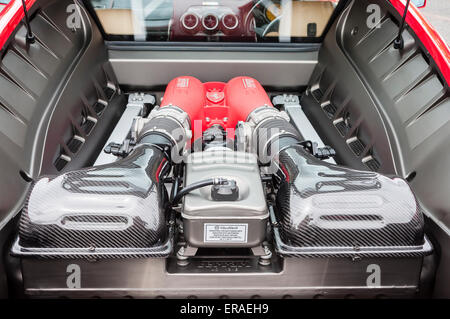 Draufsicht der 4,3-Liter-Motor in einem Ferrari F430. Stockfoto