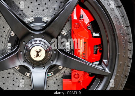 Brembo-Keramik-Bremsen auf einem Ferrari LaFerrari (F150) Hybrid-Supersportwagen Stockfoto