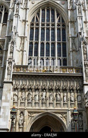 Stein-Skulpturen an der Fassade der Westminster Abbey, London, England. Stockfoto