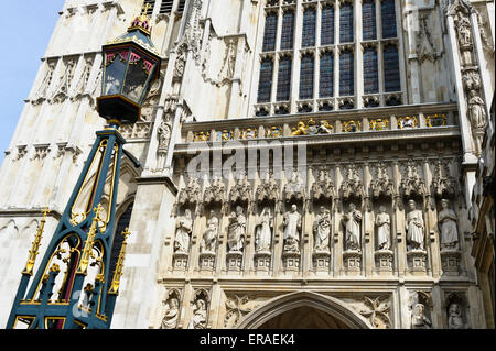 Stein-Skulpturen an der Fassade der Westminster Abbey, London, England. Stockfoto