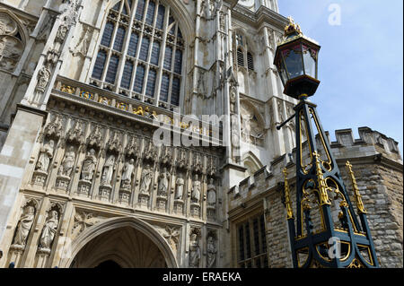 Stein-Skulpturen an der Fassade der Westminster Abbey, London, England. Stockfoto