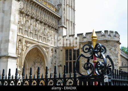 Stein-Skulpturen an der Fassade der Westminster Abbey, London, England. Stockfoto