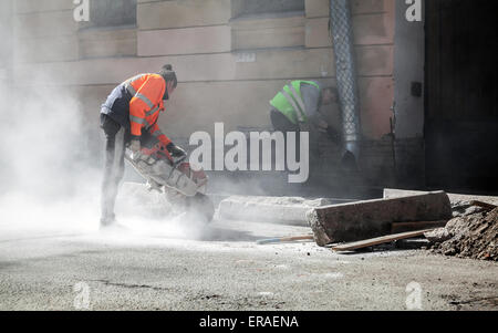 Sankt-Petersburg, Russland-23. Mai 2015: Männer bei der Arbeit, städtische Straße im Bau, der am Straßenrand Grenzsteine Sägen Stockfoto