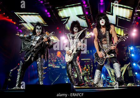 München, Deutschland. 30. Mai 2015. Sänger und Gitarrist Gene Simmons (L-R), Gitarrist Tommy Thayer und Bass-Gitarrist Paul Stanley der US-Rock-Band Kiss führen Sie auf der Bühne beim Rockavaria Festival in München, 30. Mai 2015. Foto: Sven Hoppe/Dpa/Alamy Live News Stockfoto