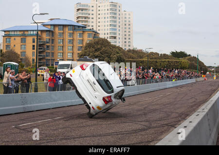 Bournemouth, UK 30. Mai 2015. Der zweite Tag des Festivals Bournemouth Räder. Zum Finale fährt Paul Swift seinen Ford Escort auf zwei Rädern entlang des East Overcliff fahren Credit: Carolyn Jenkins/Alamy Live News Stockfoto