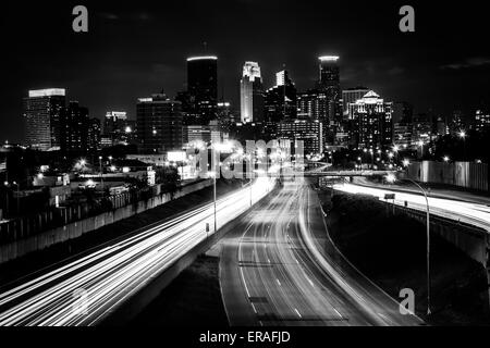 I-35 und die Skyline bei Nacht, gesehen von der 24. Straße Fußgänger-Brücke in Minneapolis, Minnesota. Stockfoto