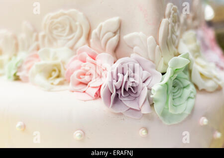 Diferent handgemachten bunten Zucker Rosen auf einer Hochzeitstorte. Stockfoto