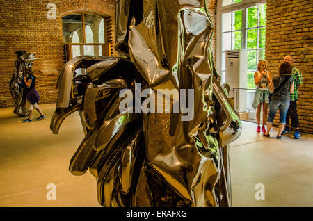 John Chamberlain skulpturale Objekte mit ausrangierten Autoteilen verdreht geschweißte monumentale Formen Stockfoto