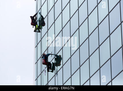 Sofia, Bulgarien - 7. April 2015: Sanitation Arbeiter sind die gläserne Fassade eines Hotels im Zentrum von Sofia Reinigung. Stockfoto