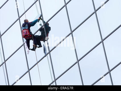 Sofia, Bulgarien - 7. April 2015: Sanitation Arbeiter sind die Reinigung der Glasfassade eines Hotels im Zentrum von Sofia. Stockfoto