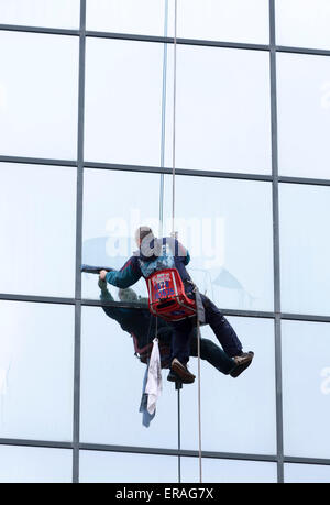 Sofia, Bulgarien - 7. April 2015: Sanitation Arbeiter sind die Reinigung der Glasfassade eines Hotels im Zentrum von Sofia. Stockfoto