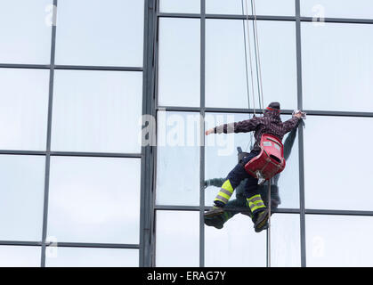 Sofia, Bulgarien - 7. April 2015: Sanitation Arbeiter sind die Reinigung der Glasfassade eines Hotels im Zentrum von Sofia. Stockfoto