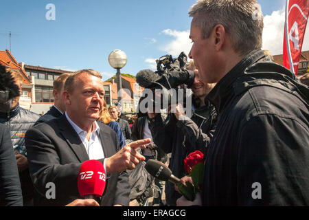 Koege, Dänemark, 30. Mai 2015: Dänische Oppositionsführer Lars Loekke Rasmussen (R, weißes Hemd), die Liberalen, trifft Henrik Sas Larsen, Ministerof Industrie und Wachstum, Soc Dem (links) bei quadratischen Koge waren beide Campaining heute Nachmittag und treffen Kurfürsten Credit: OJPHOTOS/Alamy Live News Stockfoto