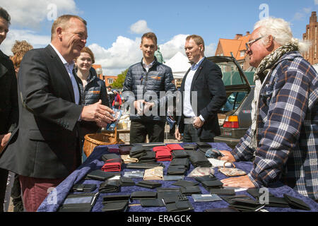 Koege, Dänemark, 30. Mai 2015: Dänische Oppositionsführer Lars Loekke Rasmussen (L) trifft Wähler in Koege am Stadtplatz. Er geht an einen Händler auf dem Platz verkaufen Portemonnaies abgebildet. "Sind sie mit dem Geld im Inneren?" fragte Herr Ramussen Credit: OJPHOTOS/Alamy Live News Stockfoto