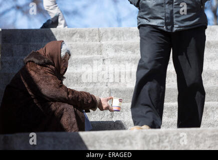 Sofia, Bulgarien - 17. März 2015: Eine Obdachlose Frau Bettlerfamilie ist an der u-Bahn-Unterführung-Treppe im Zentrum von Sofia betteln. Stockfoto