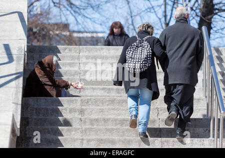 Sofia, Bulgarien - 17. März 2015: Eine Obdachlose Frau Bettlerfamilie ist an der u-Bahn-Unterführung-Treppe im Zentrum von Sofia betteln. Stockfoto