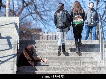 Sofia, Bulgarien - 17. März 2015: Eine Obdachlose Frau Bettlerfamilie ist an der u-Bahn-Unterführung-Treppe im Zentrum von Sofia betteln. Stockfoto