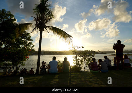 Touristen warten auf Sonnenuntergang in Itacaré. Gegen das Licht erscheinen sie als Silhouetten. Stockfoto